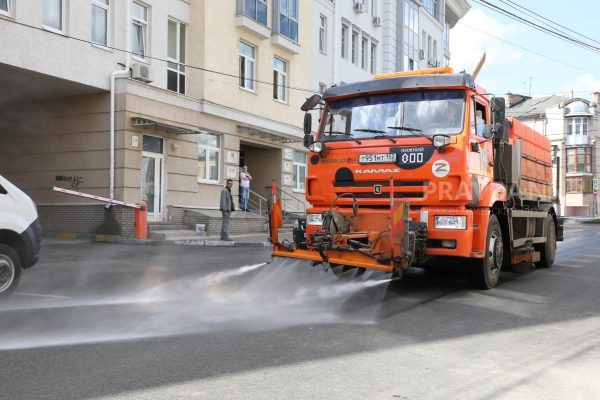 Поливомоечные машины выехали на улицы Нижнего Новгорода из-за&nbsp;жары