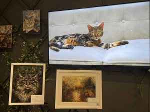 «Жизнь в твоих руках»: как портреты котиков помогают бездомным животным