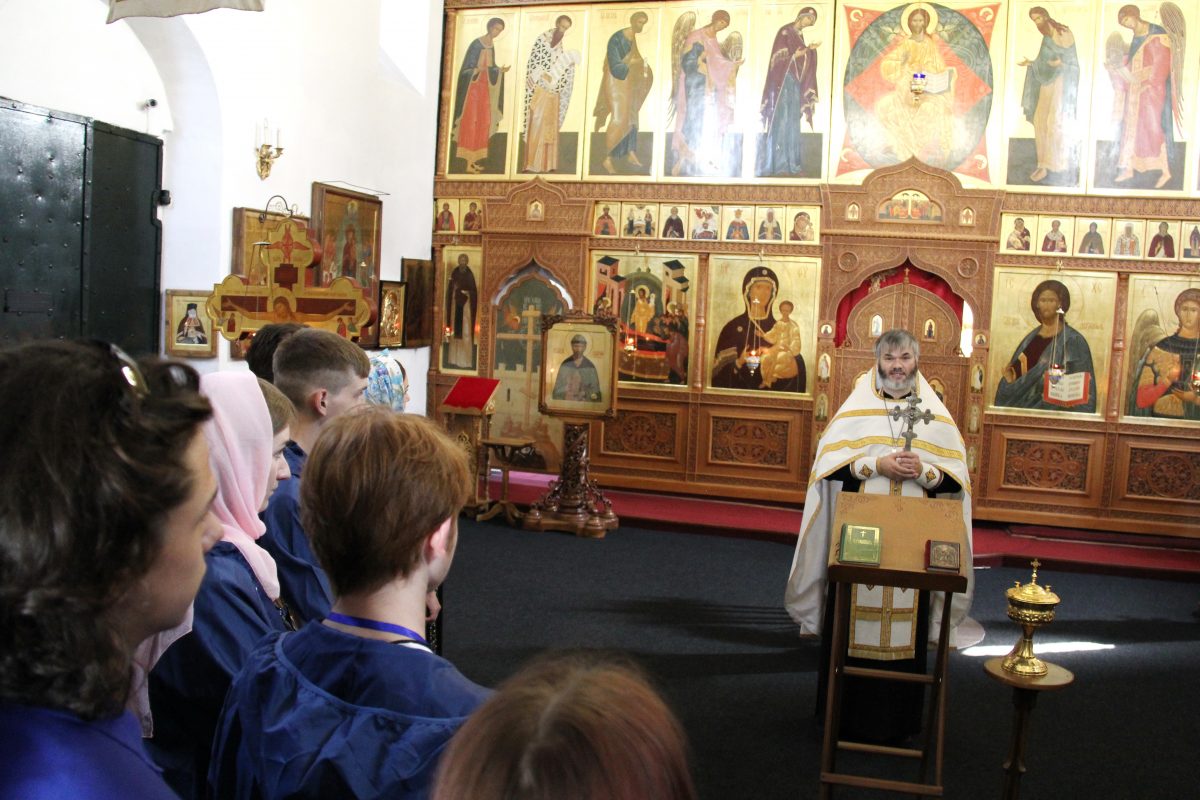 Волонтеры получили благословение от иерея Игоря Юрасова