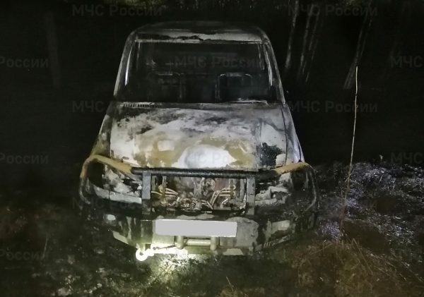 Автомобиль УАЗ забуксовал в поле и полностью сгорел в Сокольском округе