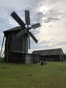 Ветряная мельница на территории музея-заповедника