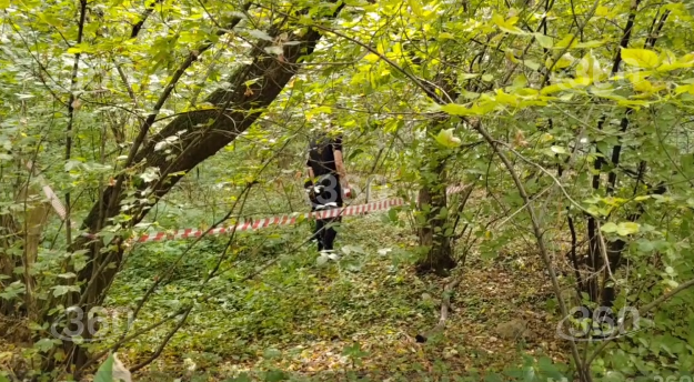 Появились кадры обломков сбитого дрона на набережной в Москве