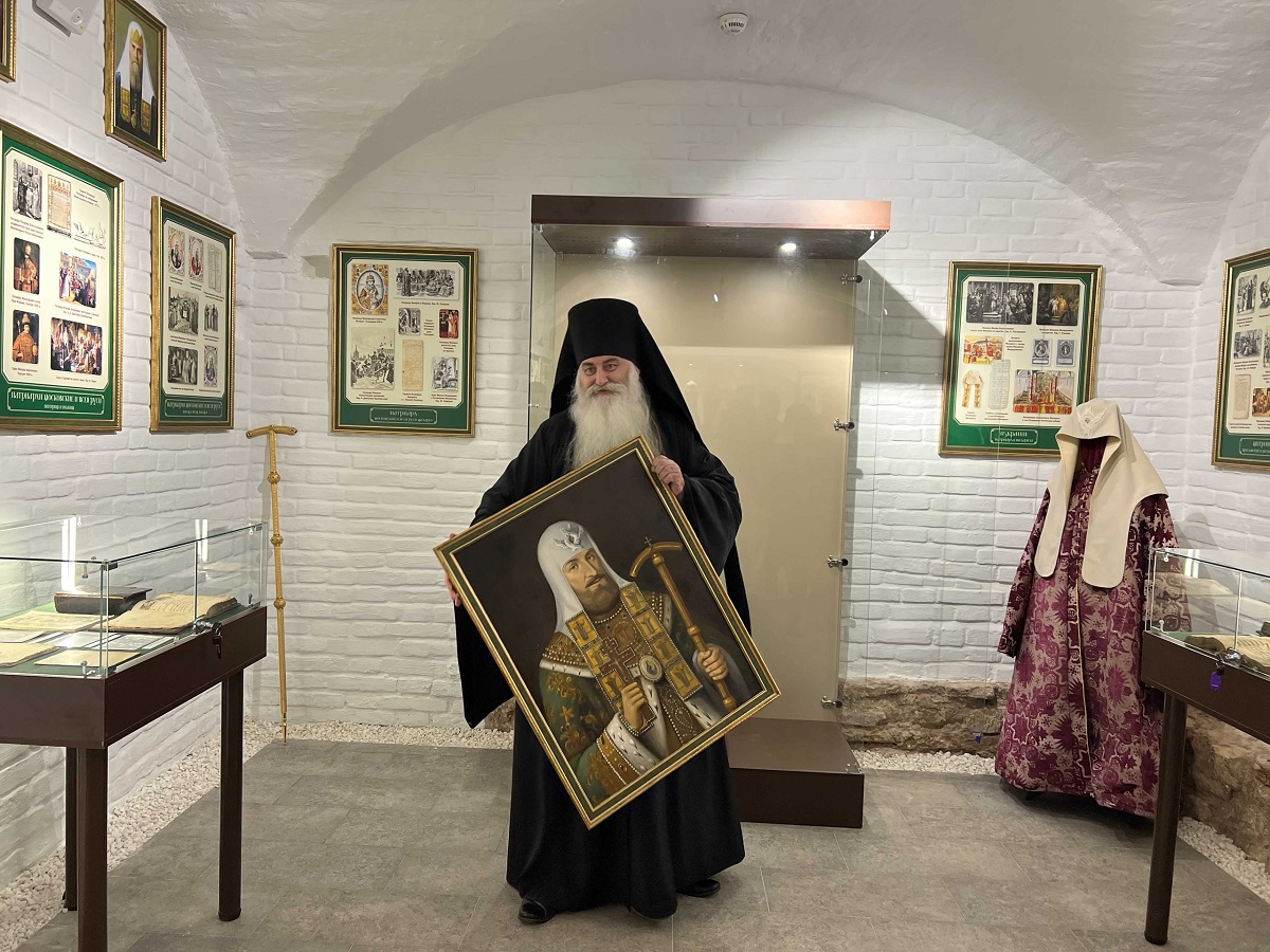 Директор музея Русского Патриаршества архимандрит Тихон демонстрирует самые необычные экспонаты