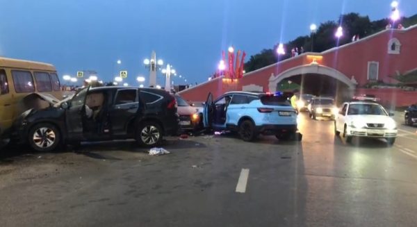 Пять автомобилей столкнулись на Нижневолжской набережной