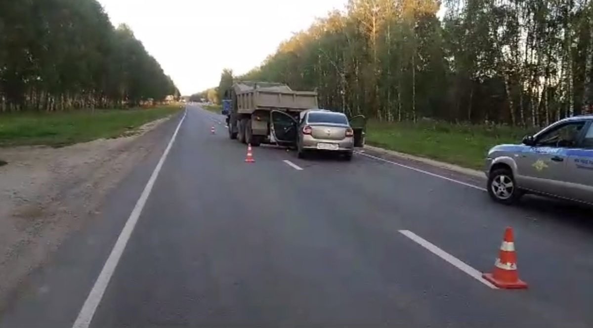 3 человека пострадали при столкновении иномарки с КамАЗом в Дивееве