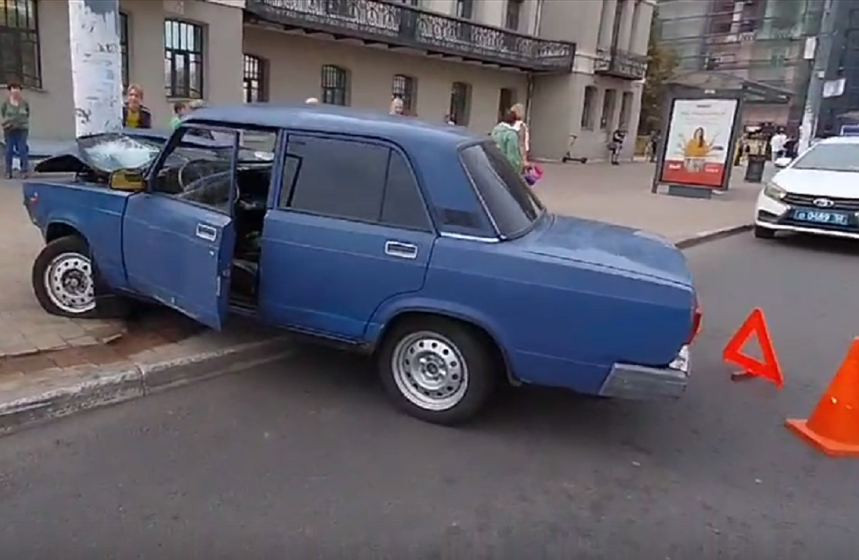 ДТП с нетрезвым водителем на улице Коминтерна в Нижнем Новгороде 20 августа  2023 года | Нижегородская правда