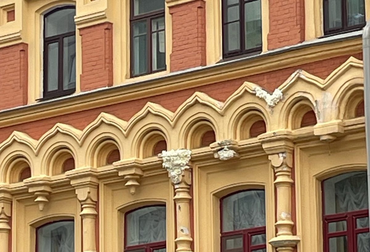 Стало известно, почему фасад здания Нижегородской ярмарки отремонтировали монтажной пеной