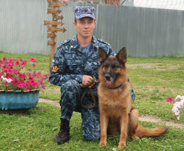 Кинолог ИК-16 вместе со своей собакой Урмой нашел пропавшего подростка в Лыскове