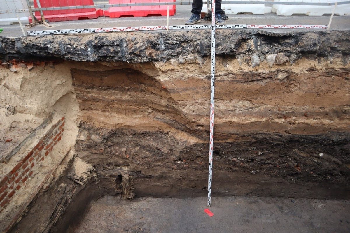 Метростроевцы не увидели археологической ценности в бревенчатых конструкциях на площади Свободы