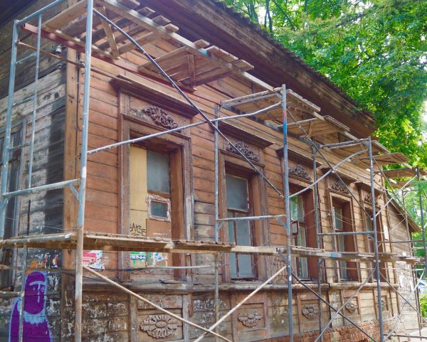 Волонтеры обнаружили артефакты в реставрируемом доме дворянки Чистяковой в центре Нижнего Новгорода