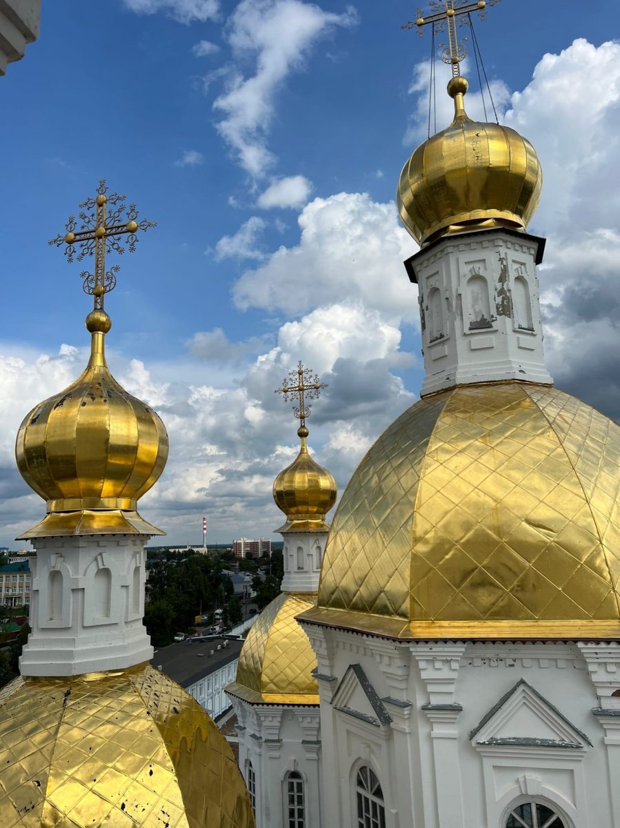 С колокольни Спасо-Преображенского монастыря открывается вид на золотые купола