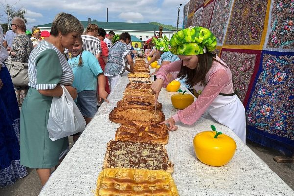 Гигантский пирог, шествие барабанщиц и шахматы: как отметили Яблочный Спас в селе Спасское