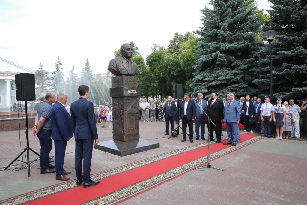 Памятник бывшему начальнику ГЖД Омари Шарадзе открыли в Нижнем Новгороде