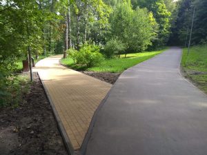 Экобрусчатку заменили асфальтовыми дорожками на Щелоковском хуторе