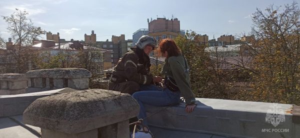 Опубликовано видео спасения девушки с козырька крыши трехэтажного дома в Нижнем Новгороде