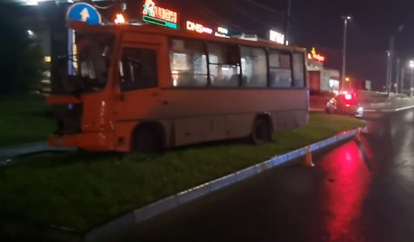 Гострудинспекция выясняет обстоятельства ДТП, в котором маршрутка въехала в столб на Южном&nbsp;шоссе