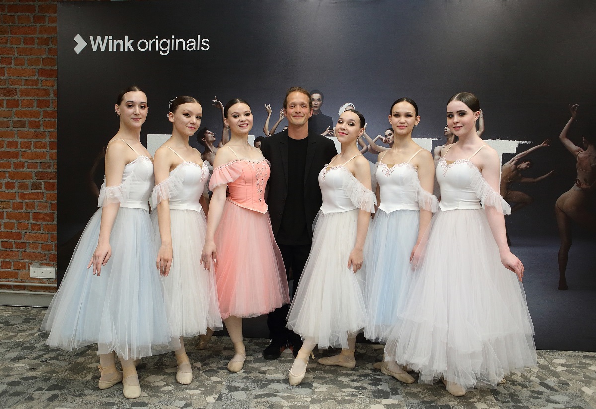 Юные балерины с радостью демонстрировали своё искусство столичному хореографу и фотографировались с ним на память