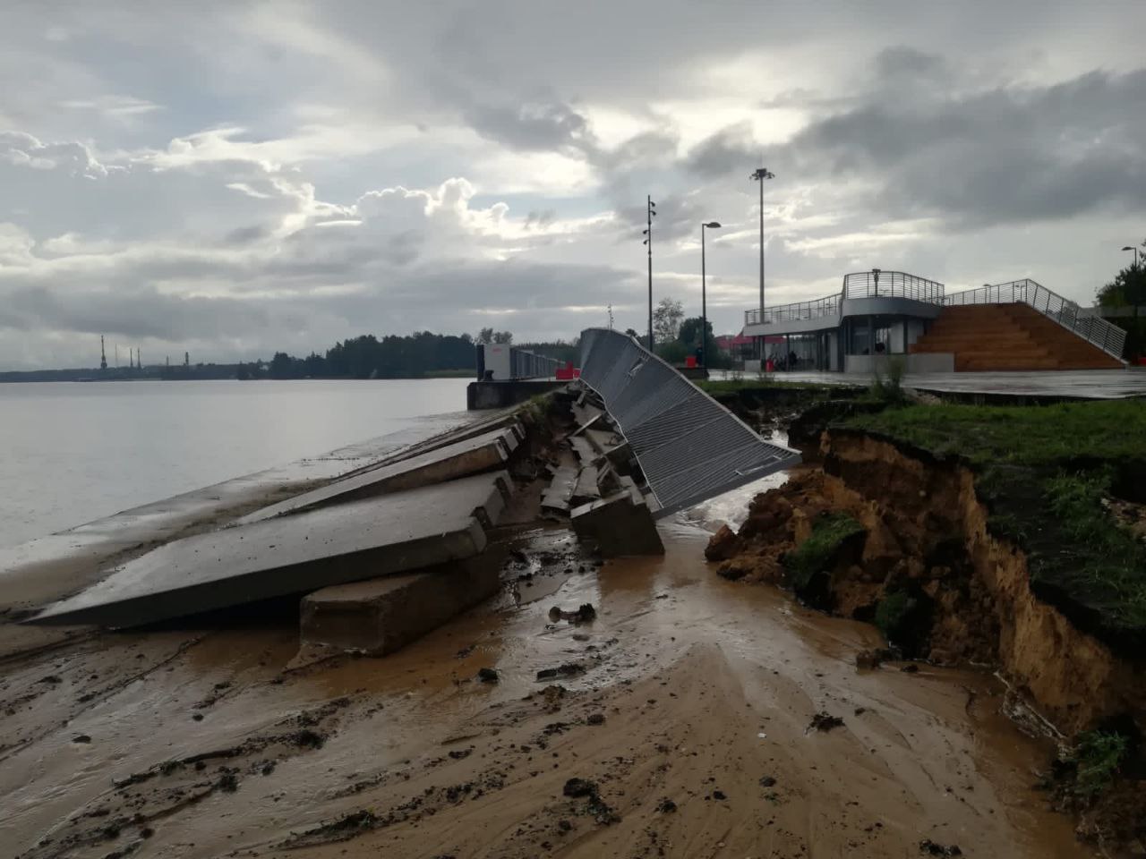 Благоуйстройство на пристани и набережной в Чкаловске размыло 2 августа  2023 года | Нижегородская правда