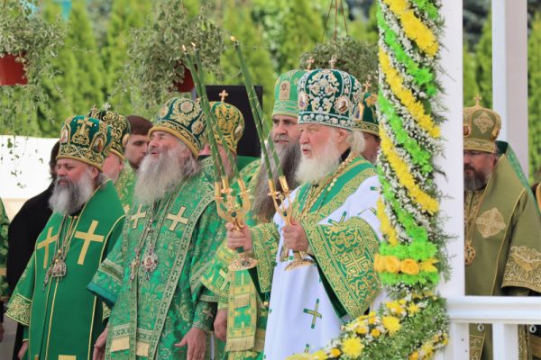 Олег Лавричев принял участие в литургии, совершенной Святейшим Патриархом Кириллом