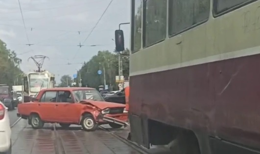 Авария на путях на улице Бекетова парализовала движение трамваев