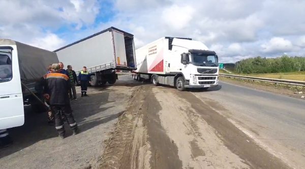 Иномарка столкнулась с фурой в Кстовском районе