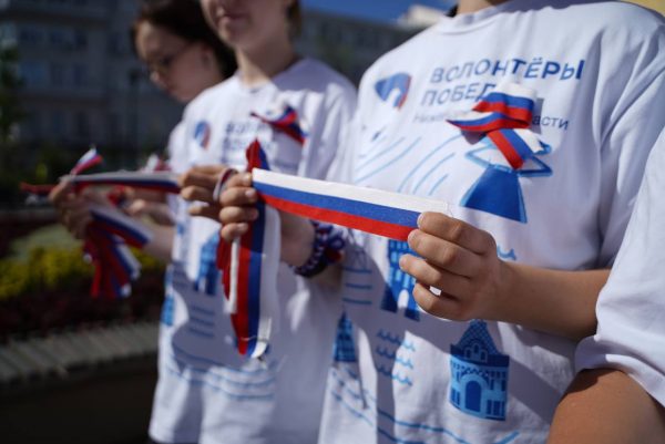 Волонтеры Победы начали акцию по раздаче лент российского триколора