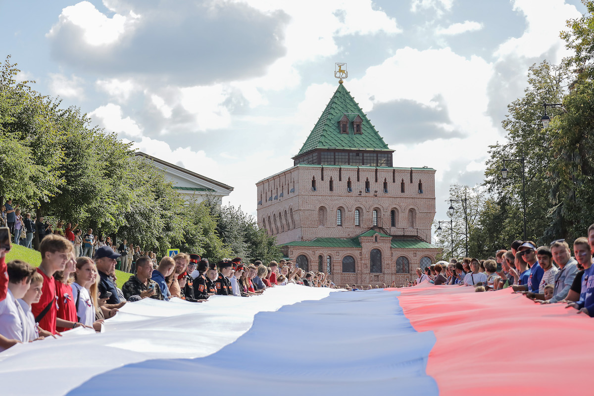 В Нижегородском кремле развернули 100-метровый флаг в честь государственного праздника