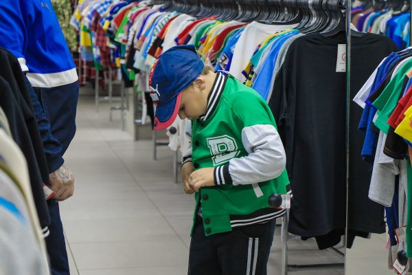 Детям участников СВО и многодетным семьям Автозаводского района помогли подготовиться к школе