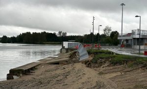 Разрушения на благоустроенной набережной в Чкаловске устранят