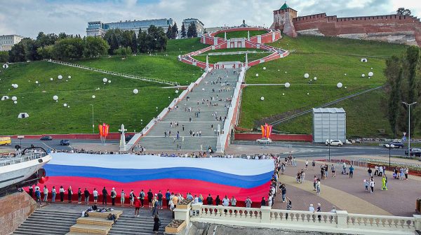 Российский флаг площадью 1500 квадратных метров развернули у катера «Герой»