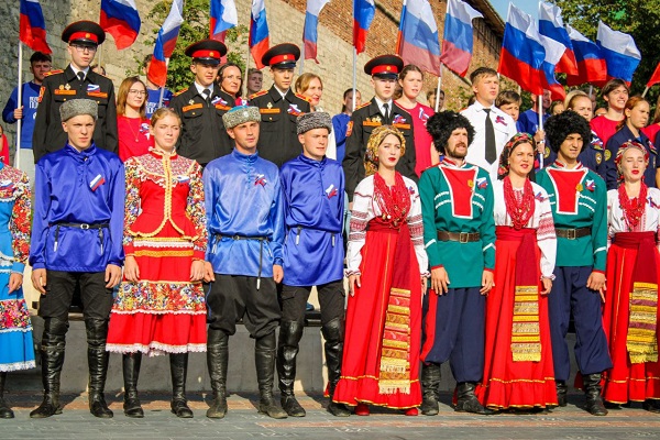 Нижегородцы спели у Коромысловой башни кремля в канун Дня государственного флага