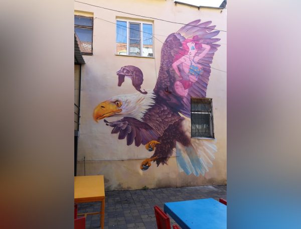 Орел появился на фасаде здания в центре Нижнего Новгорода