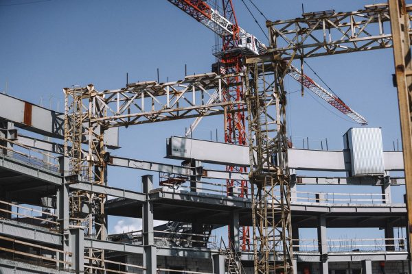 Над одним из тренировочных полей ледовой арены в Нижнем Новгороде началась установка ферм кровли