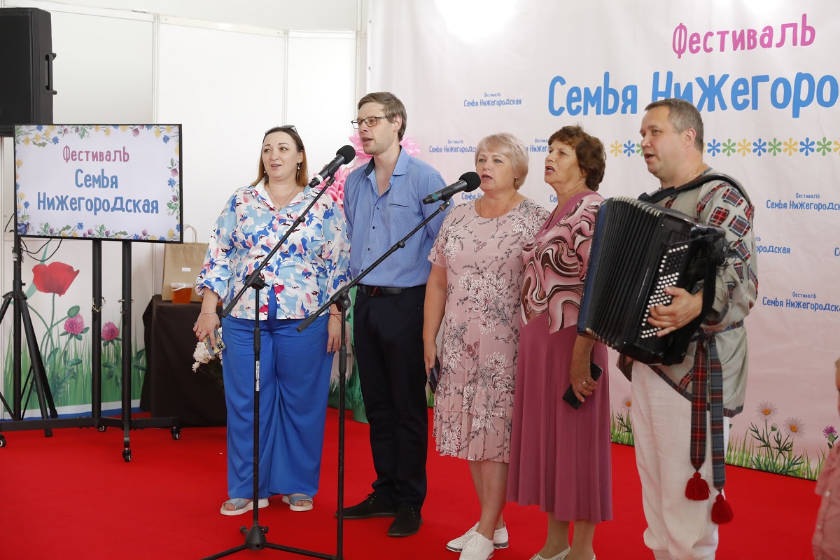 Семья Костылевых-Петуховых часто собирается, чтобы петь под баян