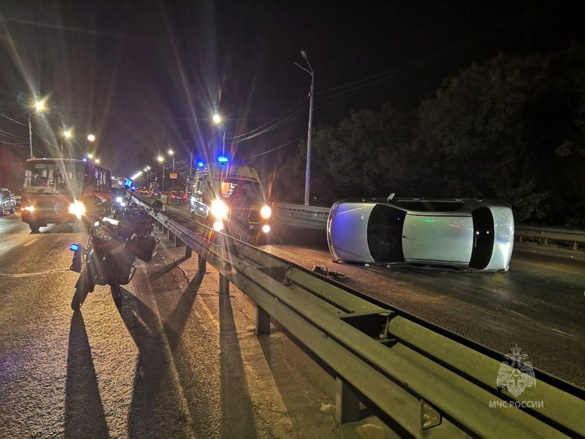 Легковой автомобиль перевернулся на бок на Мызинском мосту