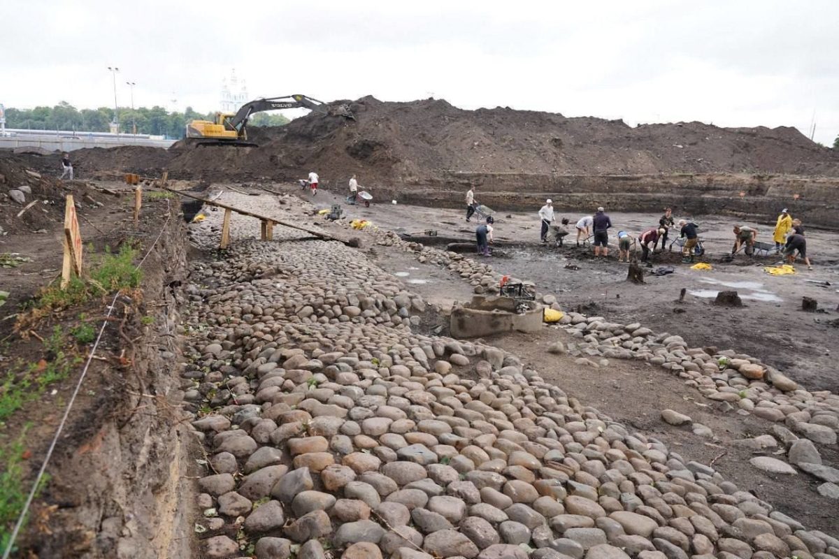 Археологи раскопали две мощеные улицы на Охтинском мысе