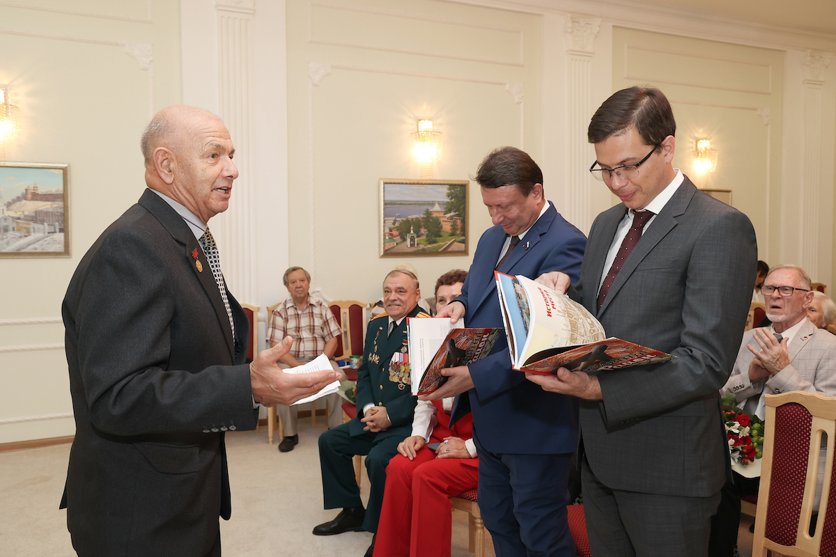 Знаки отличия вручали глава города Юрий Шалабаев и председатель городской Думы Олег Лавричев