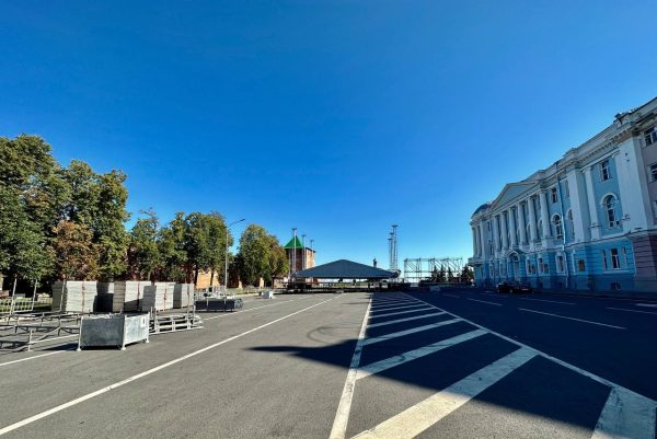 На площади Минина и Пожарского начался монтаж главной сцены ко Дню города