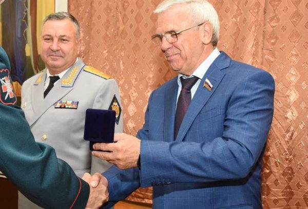 6 военных врачей, принимающих участие в СВО, получили медали «За помощь в бою»