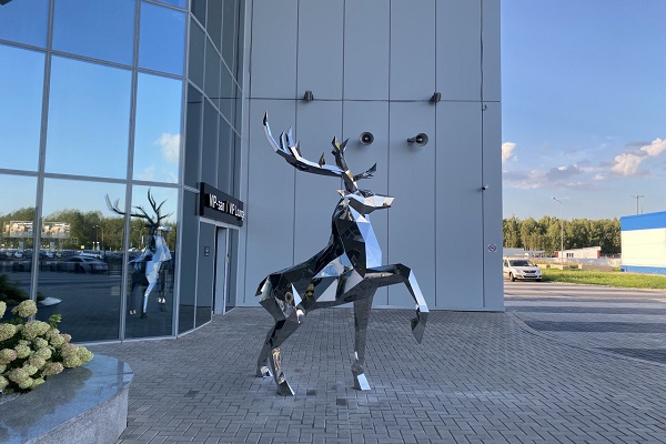 Трехметровую скульптуру оленя установили в аэропорту Нижнего Новгорода