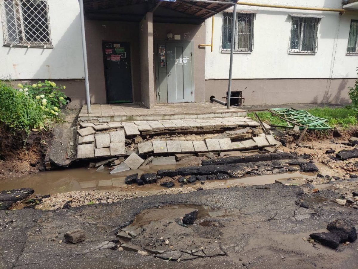 Двор одного из домов на улице Пятигорской в Нижнем Новгороде размыло дождями