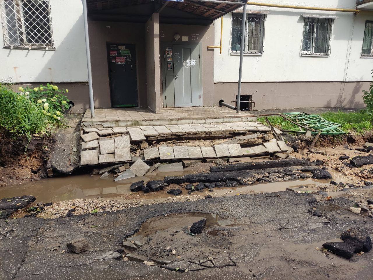 Двор дома №16 на улице Пятигорской в Нижнем Новгороде размыло сильнейшими  дождями 1 августа 2023 года | Нижегородская правда