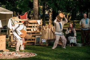 Фестиваль уличных театров «Улица» стартовал в парке «Швейцария» в День города