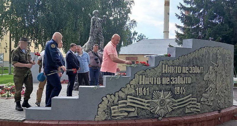 Депутаты возложили цветы к мемориалу павшим воинам