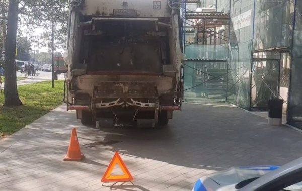 Уголовное дело возбудили из-за гибели пешехода под колесами мусоровоза на улице Коминтерна