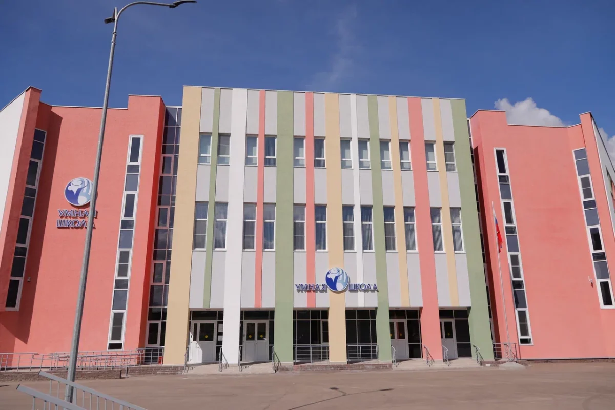 Построенная по нацпроекту «Жилье и городская среда» школа в ЖК «Новинки Smart City» 1 сентября примет первых учеников