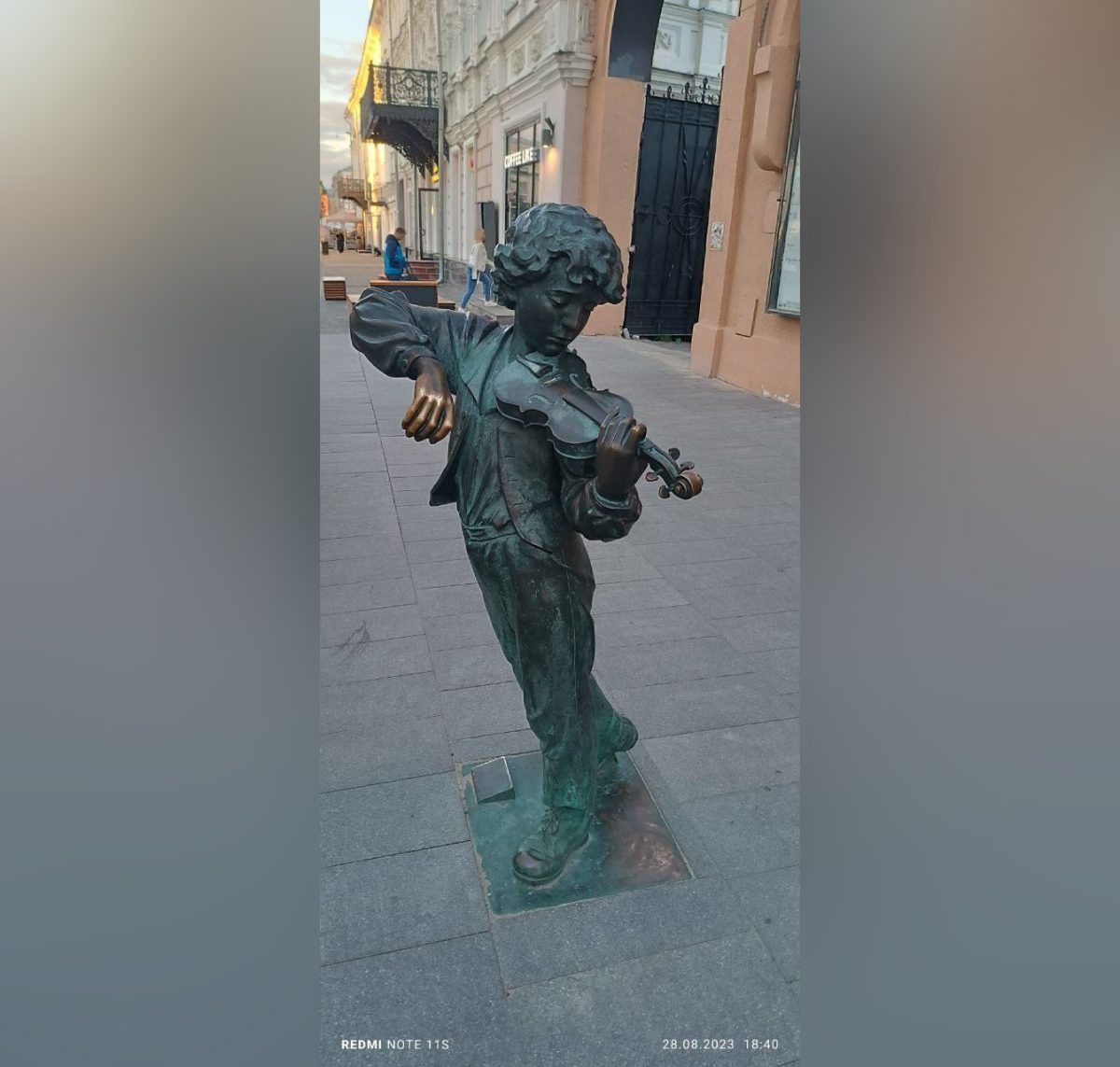 У скульптуры скрипача на улице Большой Покровской в Нижнем Новгороде снова пропал смычок