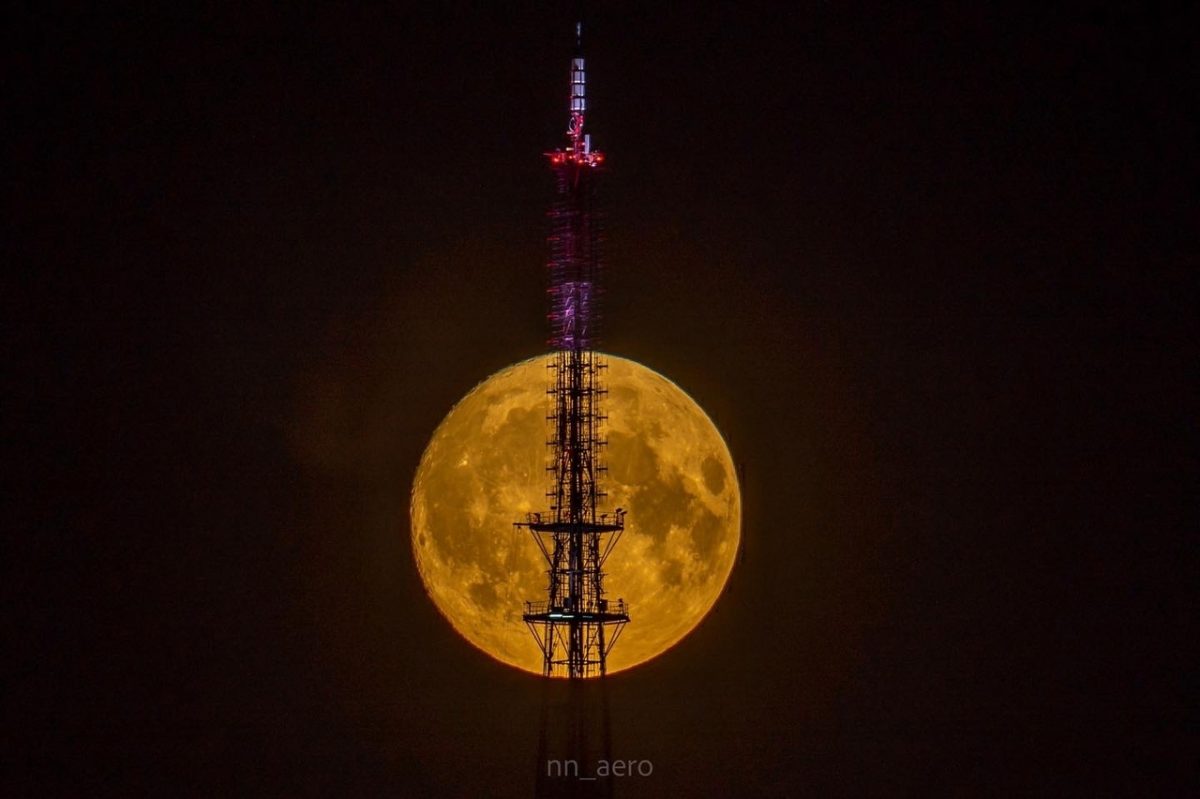 Огромная Луна показалась над Нижним Новгородом