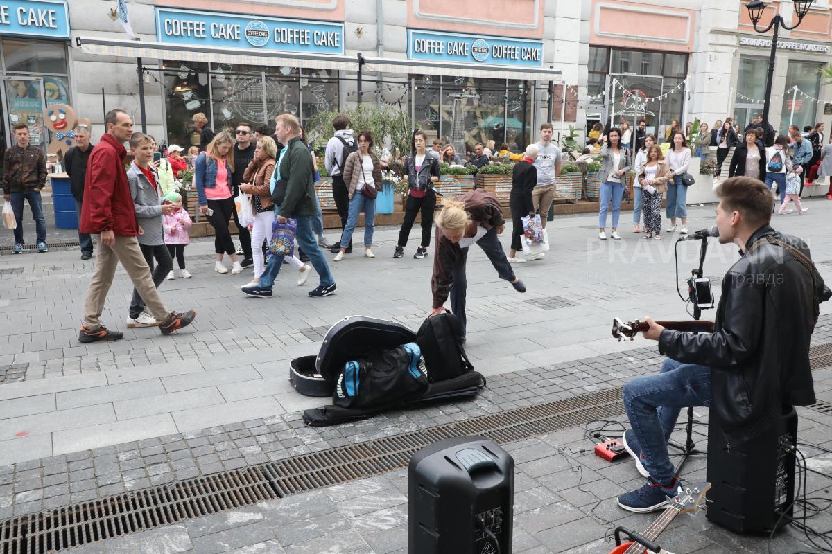 Затянули песню: уличным музыкантам стало выступать сложнее в Нижнем Новгороде
