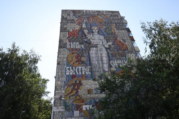 Коммунальщики уничтожают уникальную мозаику на фасаде жилого дома в Московском районе